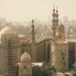 Vista panorâmica do Cairo com mesquitas históricas e edifícios da cidade