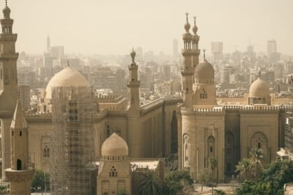 Vista panorâmica do Cairo com mesquitas históricas e edifícios da cidade