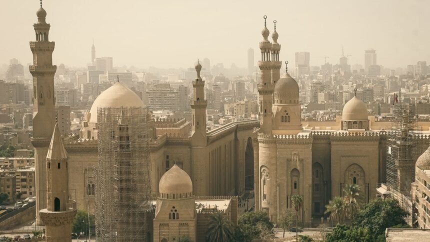Vista panorâmica do Cairo com mesquitas históricas e edifícios da cidade
