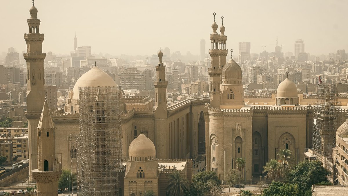 Vista panorâmica do Cairo com mesquitas históricas e edifícios da cidade