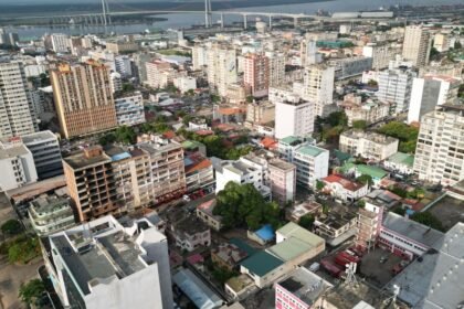 Vista aérea de Maputo, Moçambique, com a ponte ao fundo