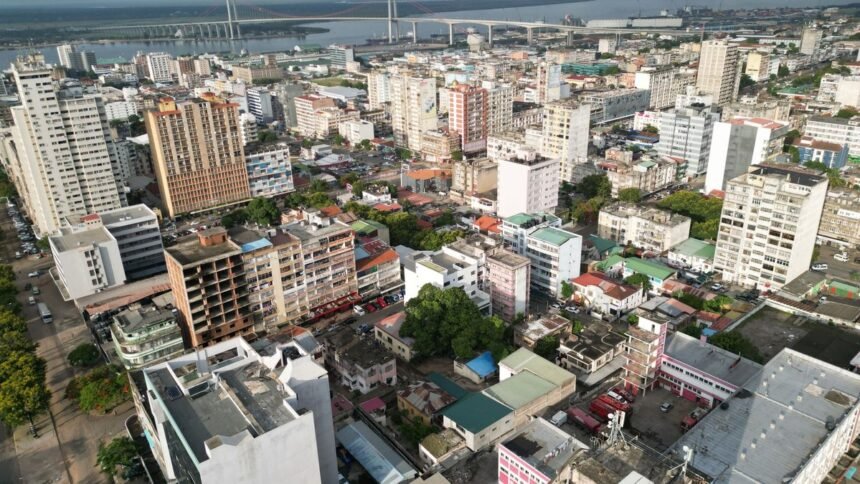 Vista aérea de Maputo, Moçambique, com a ponte ao fundo